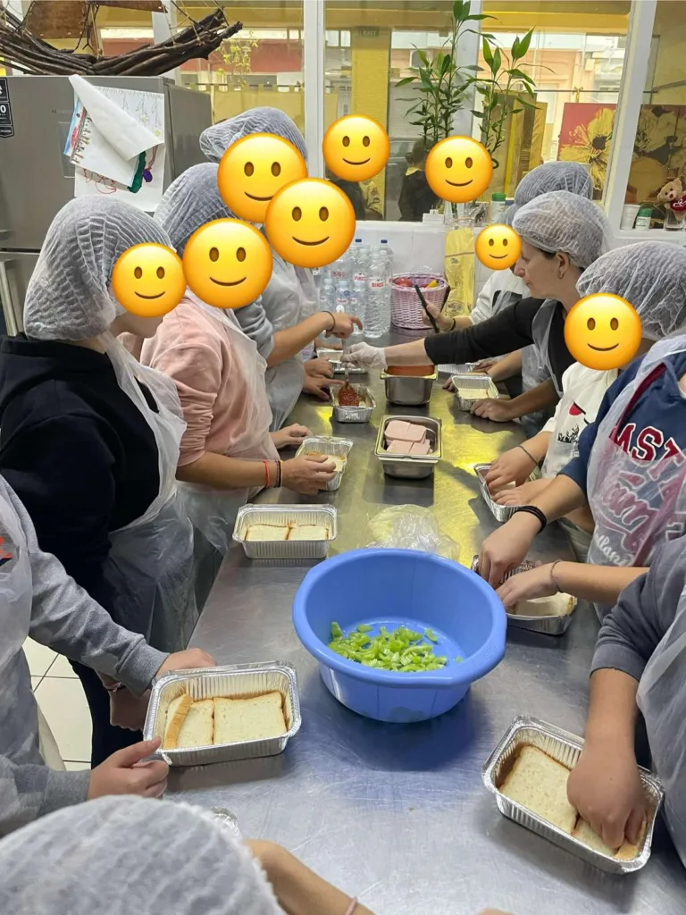 Πάτρα: Οι μαθητές του 52ου Δημοτικού συμμετείχαν εθελοντικά στην «Κουζίνα Αγάπης» – Μάθημα αλληλεγγύης για την Ε’ και ΣΤ’ τάξη