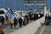 Σε τροχιά κλιμάκωσης οι αγρότες: Κομβόι για τη Γέφυρα Ρίου–Αντιρρίου - «Κόλλησε» ασθενοφόρο ΦΩΤΟ