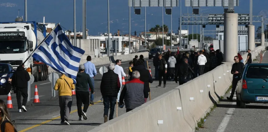 Σε τροχιά κλιμάκωσης οι αγρότες: Κομβόι για τη Γέφυρα Ρίου–Αντιρρίου - «Κόλλησε» ασθενοφόρο ΦΩΤΟ