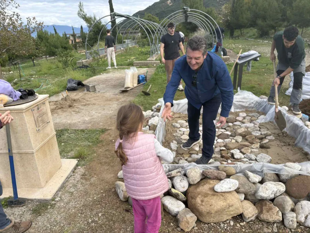 Δενδροφύτευση στα Αρσάκεια Σχολεία Πατρών ΦΩΤΟ