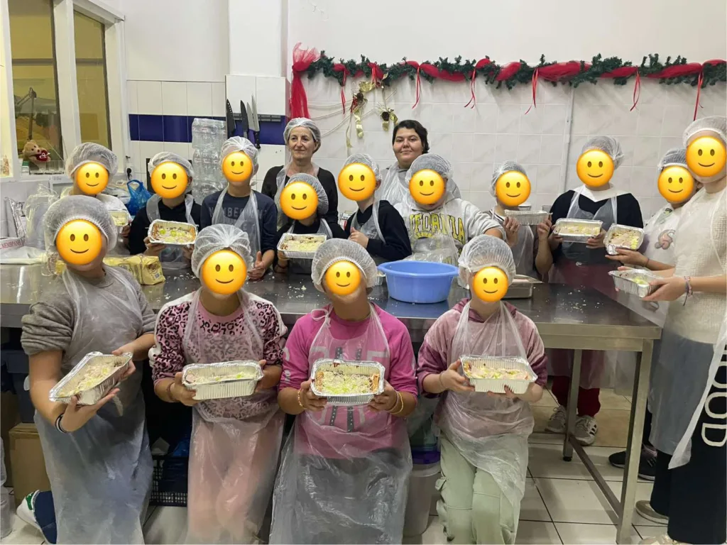 Πάτρα: Οι μαθητές του 52ου Δημοτικού συμμετείχαν εθελοντικά στην «Κουζίνα Αγάπης» – Μάθημα αλληλεγγύης για την Ε’ και ΣΤ’ τάξη