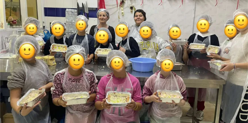 Πάτρα: Οι μαθητές του 52ου Δημοτικού συμμετείχαν εθελοντικά στην «Κουζίνα Αγάπης» – Μάθημα αλληλεγγύης για την Ε’ και ΣΤ’ τάξη