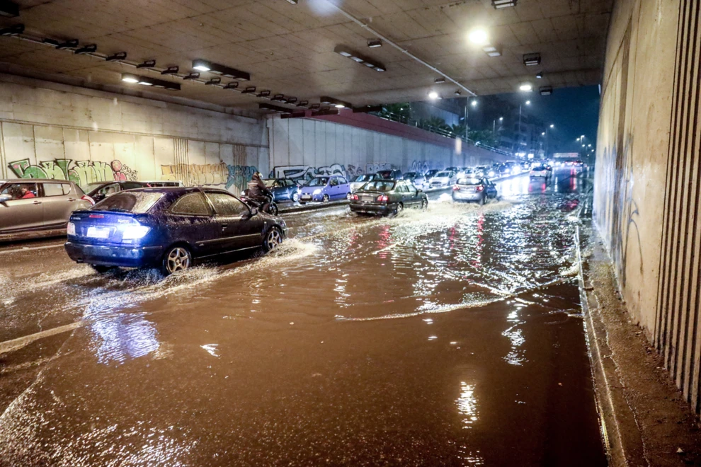 Η κακοκαιρία Byron πνίγει την Αττική, που τη μετέτρεψε σε απέραντο ποτάμι! Μήνυμα του 112, οι προβλέψεις για τις επόμενες ώρες, ΦΩΤΟ, ΒΙΝΤΕΟ