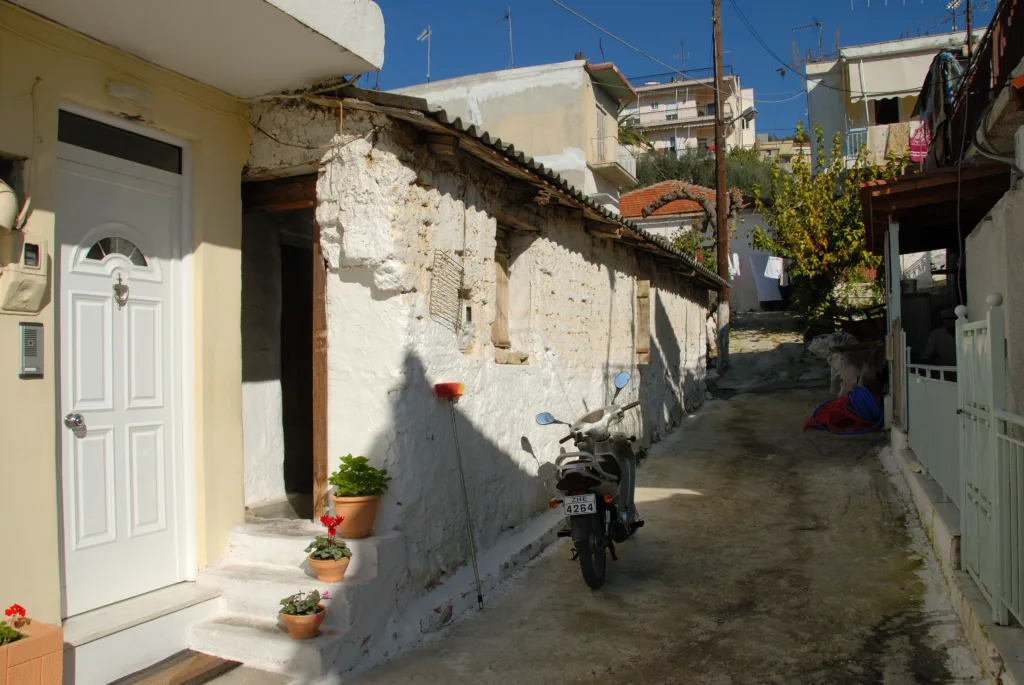 Πάτρα: Το ημερολόγιο του Γηροκομειού των ασπρισμένων αυλών και της ανθρωπιάς ΦΩΤΟ Στενά δρομάκια, που οδηγούν τις αναμνήσεις στο χθες