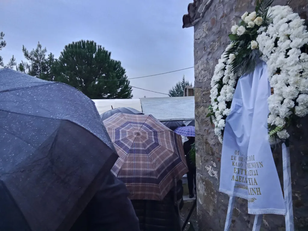 Λευκά τριαντάφυλλα στο τελευταίο αντίο στο 24χρονο παλικάρι, βουβός πόνος στη Μακρυνεία, ΦΩΤΟ, ΒΙΝΤΕΟ
