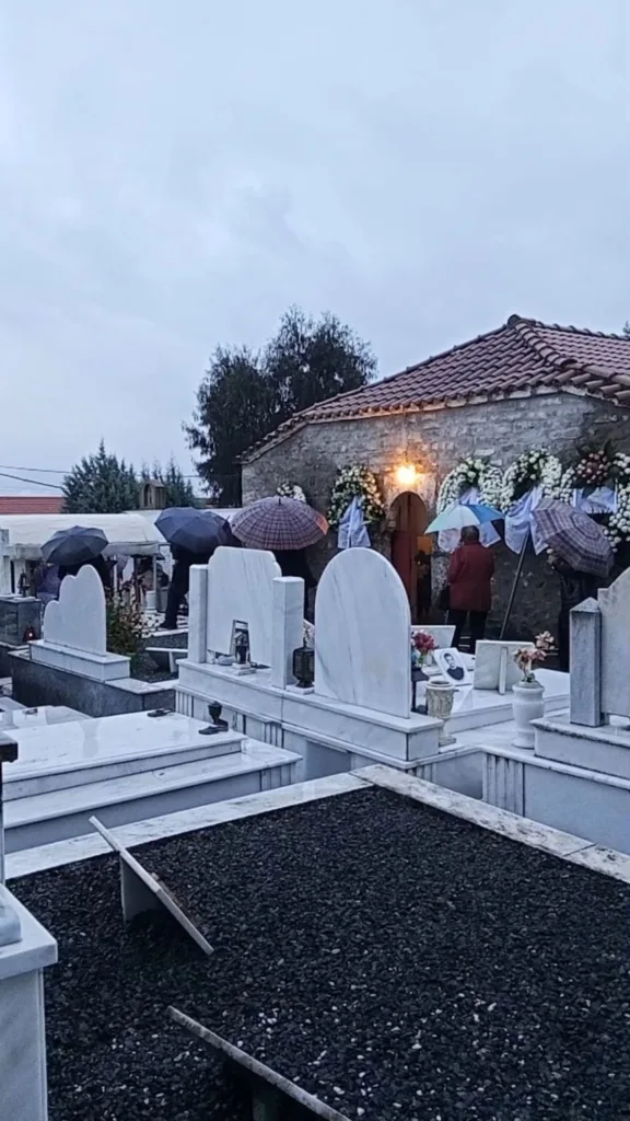 Λευκά τριαντάφυλλα στο τελευταίο αντίο στο 24χρονο παλικάρι, βουβός πόνος στη Μακρυνεία, ΦΩΤΟ, ΒΙΝΤΕΟ