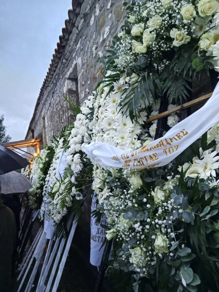 Λευκά τριαντάφυλλα στο τελευταίο αντίο στο 24χρονο παλικάρι, βουβός πόνος στη Μακρυνεία, ΦΩΤΟ, ΒΙΝΤΕΟ