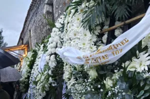 Λευκά τριαντάφυλλα στο τελευταίο αντίο στο 24χρονο παλικάρι, βουβός πόνος στη Μακρυνεία, ΦΩΤΟ, ΒΙΝΤΕΟ