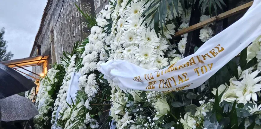 Λευκά τριαντάφυλλα στο τελευταίο αντίο στο 24χρονο παλικάρι, βουβός πόνος στη Μακρυνεία, ΦΩΤΟ, ΒΙΝΤΕΟ