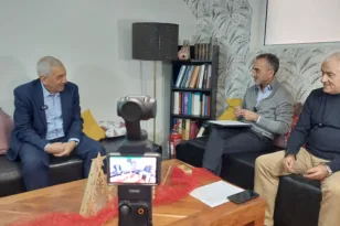 Βασίλης Σκουντής συζητώντας με την «Π»: «Σοκάρει η πλήρης αδιαφορία των κάτω των 40» ΒΙΝΤΕΟ