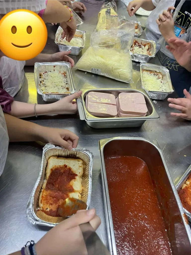 Πάτρα: Οι μαθητές του 52ου Δημοτικού συμμετείχαν εθελοντικά στην «Κουζίνα Αγάπης» – Μάθημα αλληλεγγύης για την Ε’ και ΣΤ’ τάξη