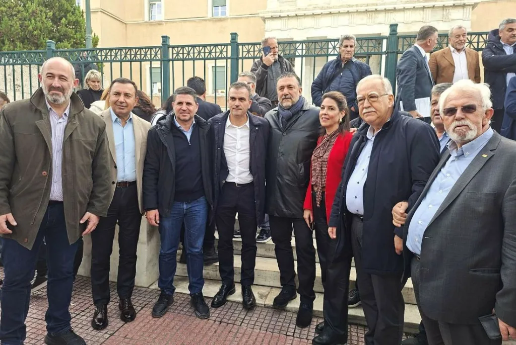 O Δήμαρχος Ήλιδας συμμετείχε ενεργά στη Συγκέντρωση Διαμαρτυρίας της ΚΕΔΕ έξω από τη Βουλή ΦΩΤΟ