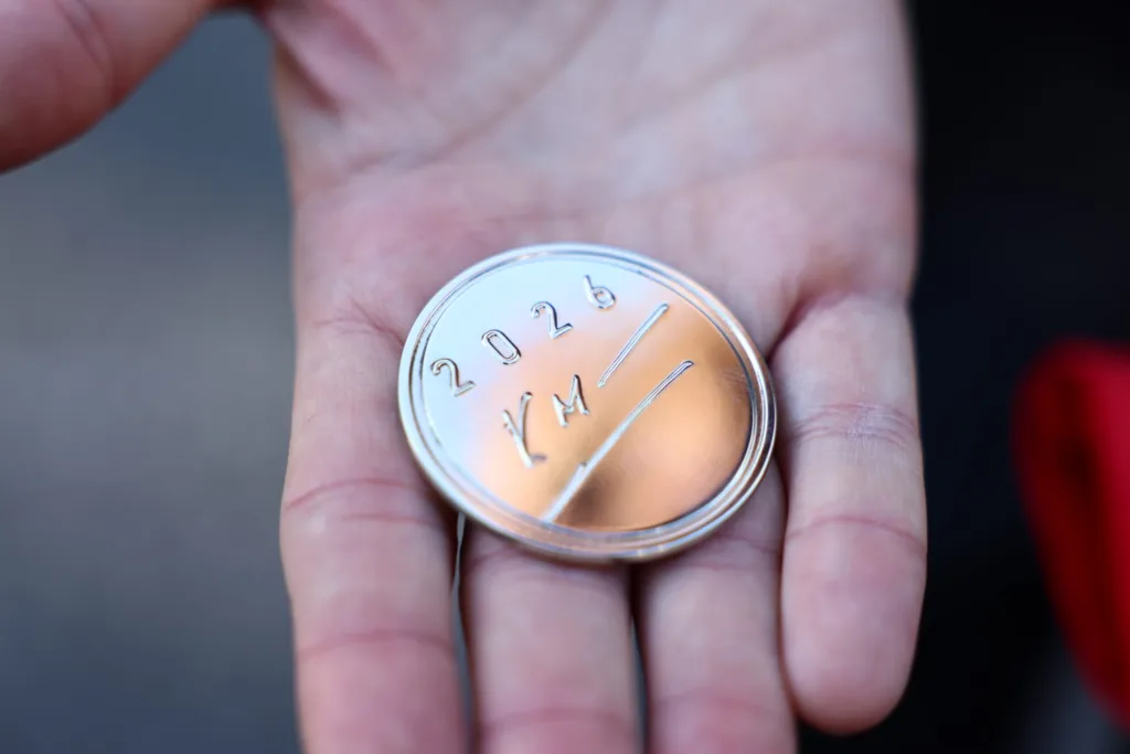 Μητσοτάκης: Δείτε το ασημένιο γούρι για το 2026 που μοίρασε στους βουλευτές της ΝΔ - ΦΩΤΟ Μητσοτάκης: Δείτε το ασημένιο γούρι για το 2026 που μοίρασε στους βουλευτές της ΝΔ - ΦΩΤΟ