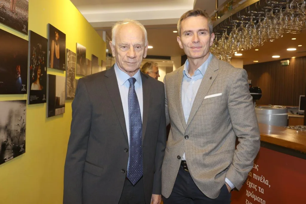 Ο Φοίβος Καρακίτσος παρουσίασε το νέο του βιβλίο στον «Ιανό» Ο Φοίβος Καρακίτσος παρουσίασε το νέο του βιβλίο στον «Ιανό»