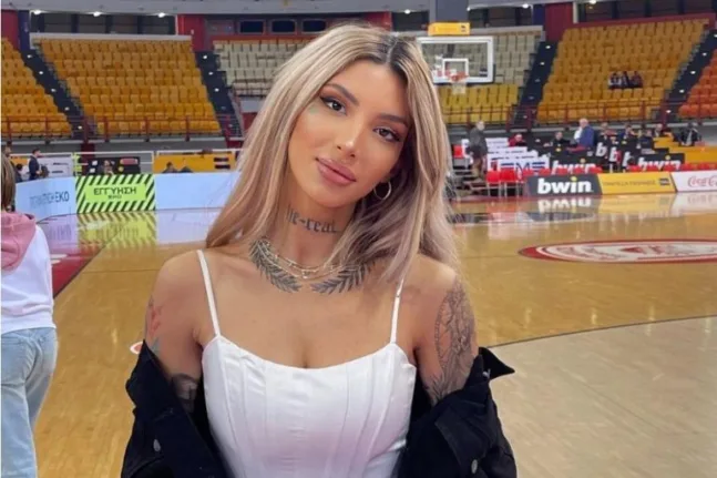 Η Μπέριλ ΜακΚίσικ μαθαίνει ελληνικά - Δάσκαλος ο 4χρονος γιος της