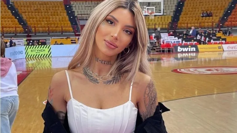 Η Μπέριλ ΜακΚίσικ μαθαίνει ελληνικά - Δάσκαλος ο 4χρονος γιος της