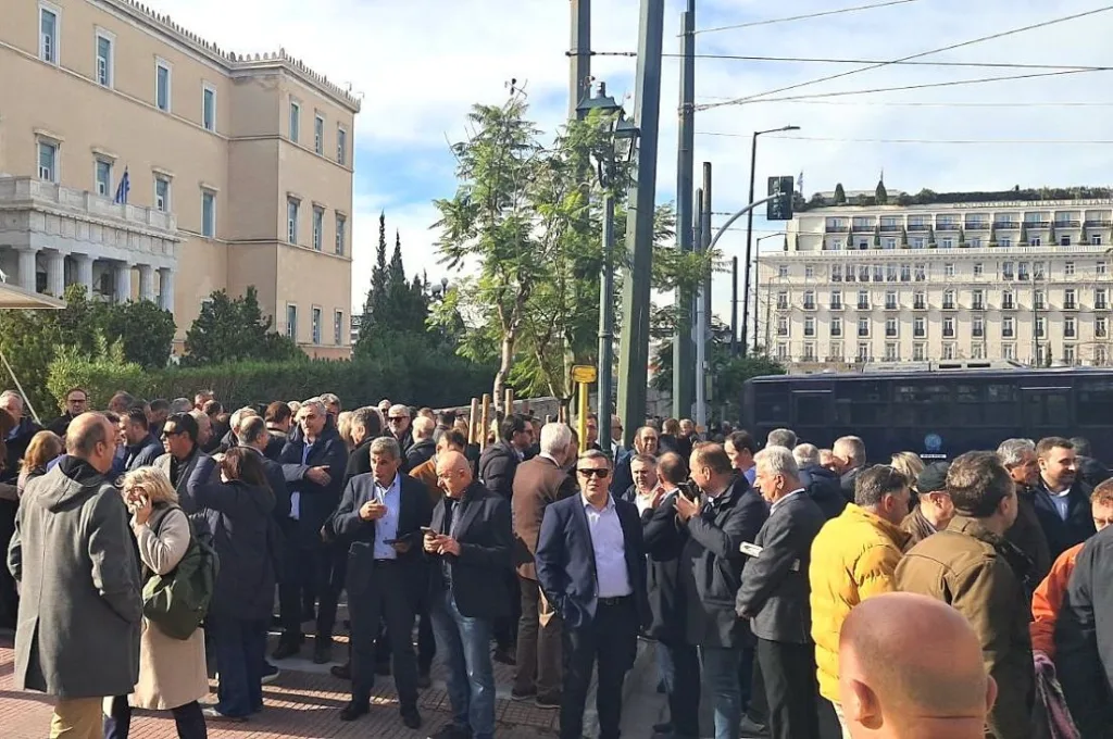 O Δήμαρχος Ήλιδας συμμετείχε ενεργά στη Συγκέντρωση Διαμαρτυρίας της ΚΕΔΕ έξω από τη Βουλή ΦΩΤΟ