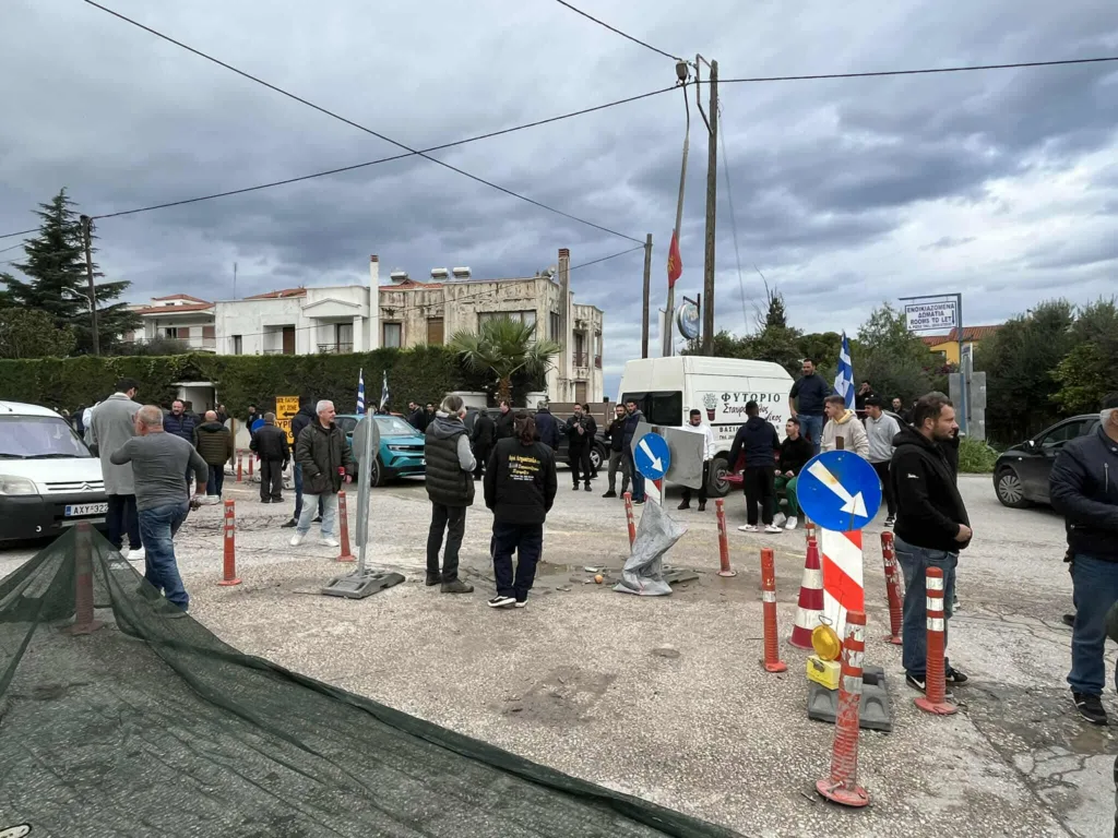 Αγροτικές κινητοποιήσεις: Ψήφισμα στον Δήμα θέλουν να δώσουν οι αγρότες - Έκλεισαν το δρόμο