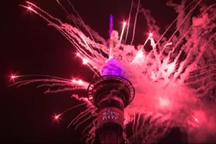 Ο πλανήτης υποδέχεται το 2026: Άλλαξε ο χρόνος στο Κιριμπάτι και στη Νέα Ζηλανδία ΒΙΝΤΕΟ