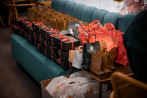 Ο Προμηθέας γιορτινό τραπέζι με δώρα κι ευχές - Φωτογραφίες