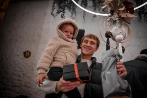 Ο Προμηθέας γιορτινό τραπέζι με δώρα κι ευχές - Φωτογραφίες