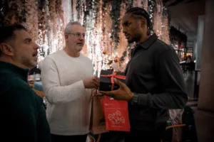 Ο Προμηθέας γιορτινό τραπέζι με δώρα κι ευχές - Φωτογραφίες