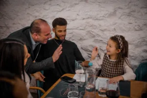 Ο Προμηθέας γιορτινό τραπέζι με δώρα κι ευχές - Φωτογραφίες