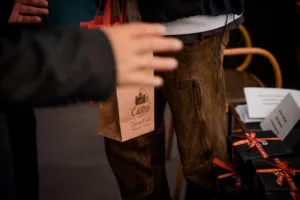 Ο Προμηθέας γιορτινό τραπέζι με δώρα κι ευχές - Φωτογραφίες