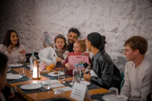 Ο Προμηθέας γιορτινό τραπέζι με δώρα κι ευχές - Φωτογραφίες