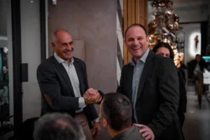 Ο Προμηθέας γιορτινό τραπέζι με δώρα κι ευχές - Φωτογραφίες