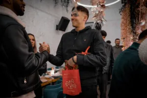 Ο Προμηθέας γιορτινό τραπέζι με δώρα κι ευχές - Φωτογραφίες