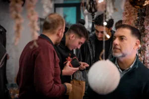 Ο Προμηθέας γιορτινό τραπέζι με δώρα κι ευχές - Φωτογραφίες