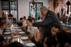 Ο Προμηθέας γιορτινό τραπέζι με δώρα κι ευχές - Φωτογραφίες