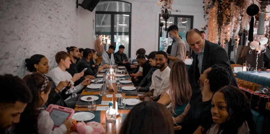 Ο Προμηθέας γιορτινό τραπέζι με δώρα κι ευχές - Φωτογραφίες