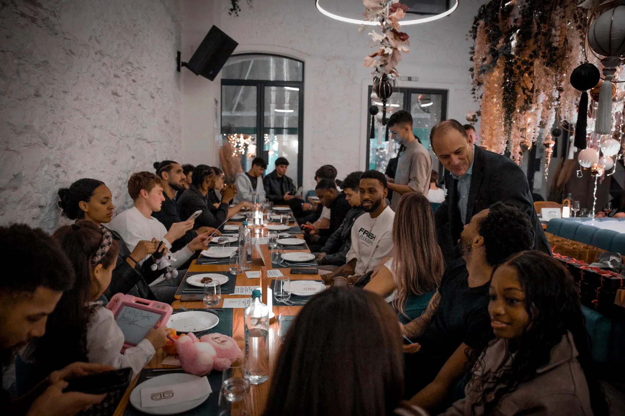 Ο Προμηθέας γιορτινό τραπέζι με δώρα κι ευχές - Φωτογραφίες