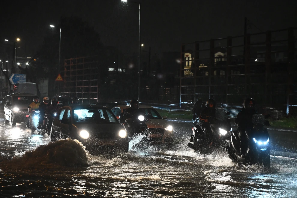 Η κακοκαιρία Byron πνίγει την Αττική, που τη μετέτρεψε σε απέραντο ποτάμι! Μήνυμα του 112, οι προβλέψεις για τις επόμενες ώρες, ΦΩΤΟ, ΒΙΝΤΕΟ Η κακοκαιρία Byron πνίγει την Αττική, που τη μετέτρεψε σε απέραντο ποτάμι! Μήνυμα του 112, οι προβλέψεις για τις επόμενες ώρες, ΦΩΤΟ, ΒΙΝΤΕΟ