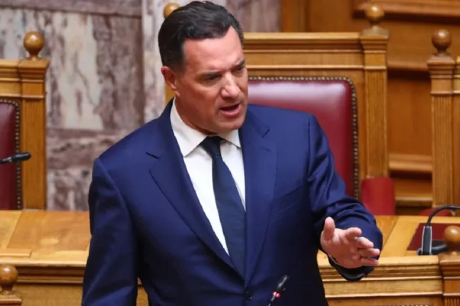 Σφοδρή αντιπαράθεση στη Βουλή: Ο Άδωνις Γεωργιάδης υπερασπίζεται τον προϋπολογισμό Υγείας και οι αίθουσες παίρνουν φωτιά