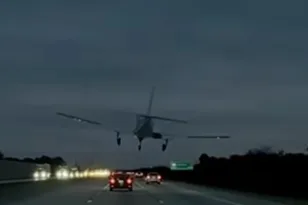 Φλόριντα: Διθέσιο αεροσκάφος συνετρίβει πάνω σε ΙΧ