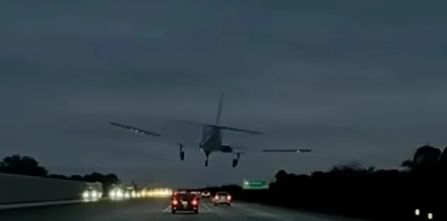 Φλόριντα: Διθέσιο αεροσκάφος συνετρίβει πάνω σε ΙΧ