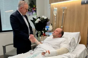 Ο Αυστραλός πρωθυπουργός επισκέφθηκε τον «ήρωα» του Σίδνεϊ