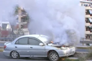 Φωτιά σε αυτοκίνητο έξω από το γήπεδο Καραϊσκάκη BINTEO