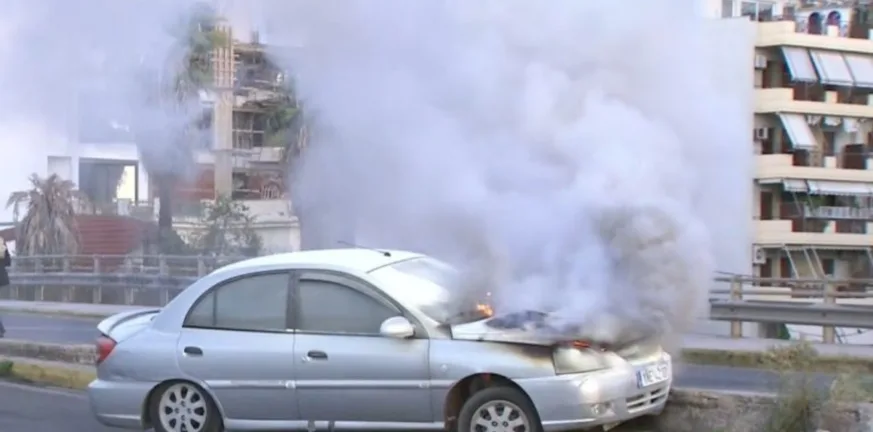 Φωτιά σε αυτοκίνητο έξω από το γήπεδο Καραϊσκάκη BINTEO