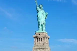 Βραζιλία: Ανεμοι ξήλωσαν αντίγραφο του αγάλματος της Ελευθερίας ΒΙΝΤΕΟ