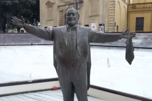 Αντιδράσεις στην Ιταλία: Έφτιαξαν παγοδρόμιο γύρω από το άγαλμα του Παβαρότι ΒΙΝΤΕΟ