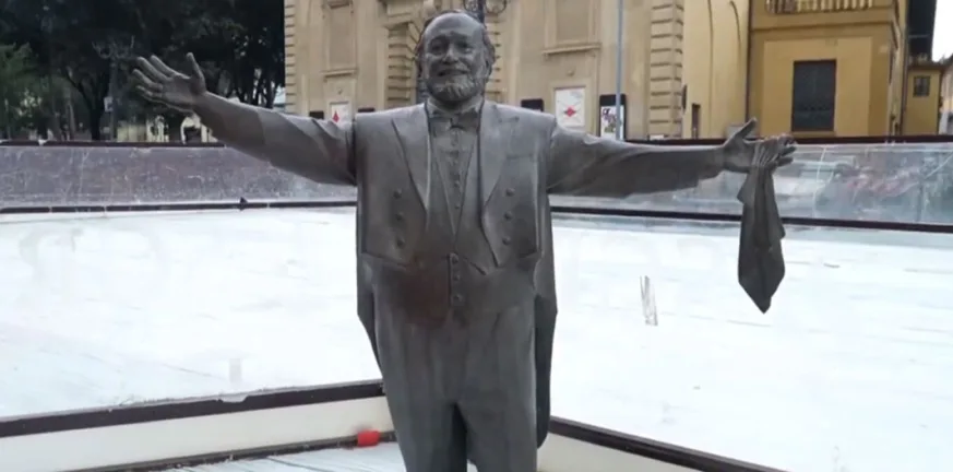 Αντιδράσεις στην Ιταλία: Έφτιαξαν παγοδρόμιο γύρω από το άγαλμα του Παβαρότι ΒΙΝΤΕΟ