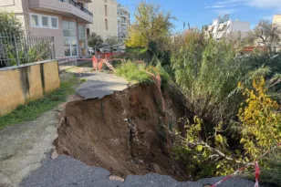 Σε κατάσταση έκτακτης ανάγκης ο Άγιος Δημήτριος μετά την κακοκαιρία – Καθίζηση δρόμου στο ρέμα Πικροδάφνης