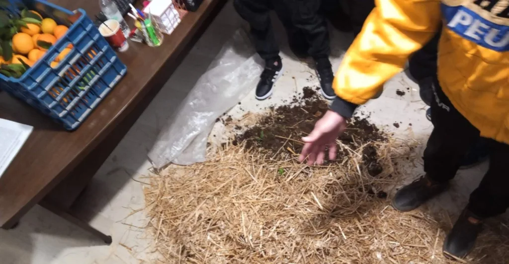 Αγρότες διαμαρτυρήθηκαν με σανό και κοπριά στα γραφεία βουλευτών της ΝΔ στο Αγρίνιο ΦΩΤΟ