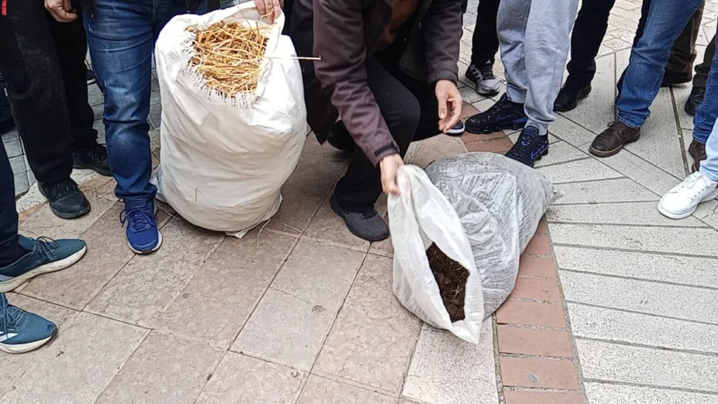 Αγρότες διαμαρτυρήθηκαν με σανό και κοπριά στα γραφεία βουλευτών της ΝΔ στο Αγρίνιο ΦΩΤΟ