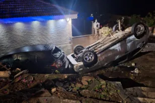 Αγρίνιο: Αυτοκίνητο «προσγειώθηκε» σε αυλή σπιτιού μετά από εκτροπή