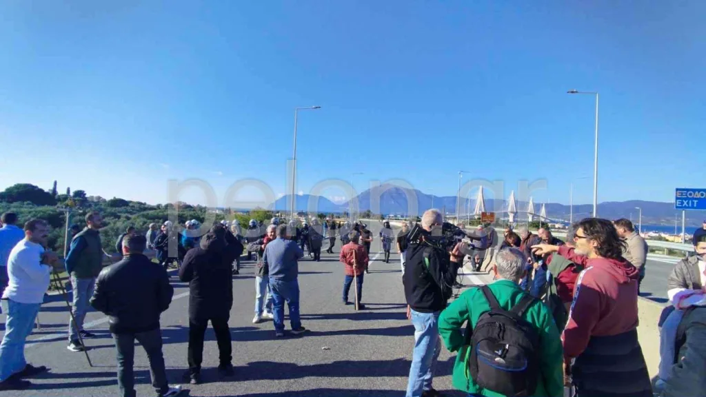 Σε τροχιά κλιμάκωσης οι αγρότες: Ένταση στο δρόμο προς τη Γέφυρα - Καθιστική διαμαρτυρία ΦΩΤΟ Σε τροχιά κλιμάκωσης οι αγρότες: Ένταση στο δρόμο προς τη Γέφυρα - Καθιστική διαμαρτυρία ΦΩΤΟ